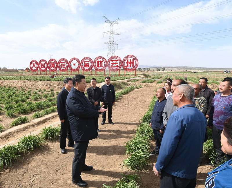 5月11日至12日,，中共中央總書記、國(guó)家主席,、中央軍委主席習(xí)近平在山西考察,。這是5月11日下午，習(xí)近平在大同市云州區(qū)有機(jī)黃花標(biāo)準(zhǔn)化種植基地,，同正在勞作的村民們親切交談,。新華社記者 李學(xué)仁 攝