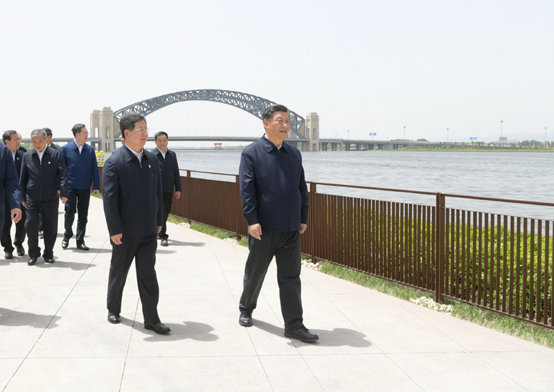 5月11日至12日,，中共中央總書記、國(guó)家主席,、中央軍委主席習(xí)近平在山西考察,。這是5月12日中午，習(xí)近平在汾河太原城區(qū)晉陽橋段考察汾河水治理及沿岸生態(tài)保護(hù),、城市環(huán)境建設(shè)等情況,。新華社記者 李學(xué)仁 攝