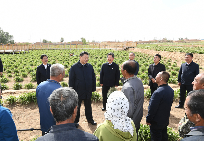 5月11日至12日,，中共中央總書記,、國(guó)家主席、中央軍委主席習(xí)近平在山西考察,。這是5月11日下午,，習(xí)近平在大同市云州區(qū)有機(jī)黃花標(biāo)準(zhǔn)化種植基地，同正在勞作的村民們親切交談,。新華社記者 謝環(huán)馳 攝