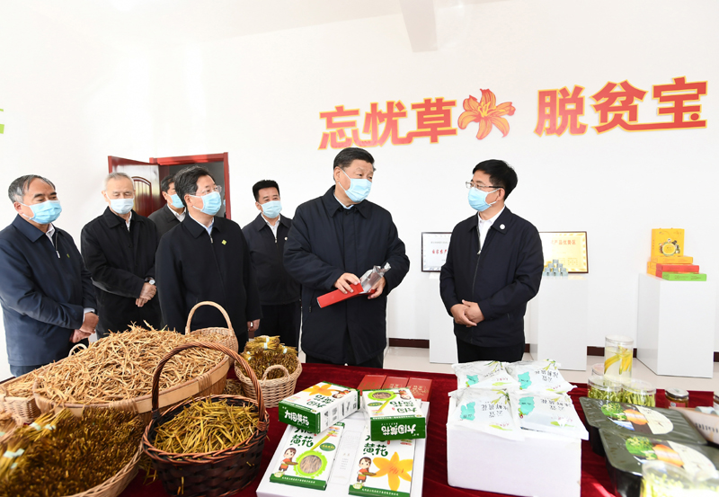 5月11日至12日，中共中央總書記,、國(guó)家主席,、中央軍委主席習(xí)近平在山西考察。這是5月11日下午,，習(xí)近平在大同市云州區(qū)西坪鎮(zhèn)坊城新村技能培訓(xùn)服務(wù)站,，察看黃花產(chǎn)業(yè)相關(guān)產(chǎn)品展示。新華社記者 謝環(huán)馳 攝