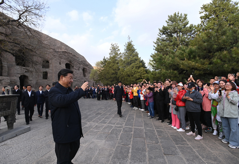 5月11日至12日,，中共中央總書記,、國(guó)家主席、中央軍委主席習(xí)近平在山西考察,。這是5月11日下午,，習(xí)近平在大同市云岡石窟考察時(shí)，向游客們揮手致意,。新華社記者 李學(xué)仁 攝